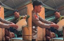 Menyentuh Hati, Momen Abang Adik TNI Polri Memandikan Ibunya yang Sakit, Netizen 'Dua Saudara Mandikan Surganya