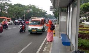 Para sopir angkot di Kota Bandung, Jawa Barat, belakangan ini kerap mengeluhkan sepinya penumpang. (Liputan6.com/Huyogo Simbolon)