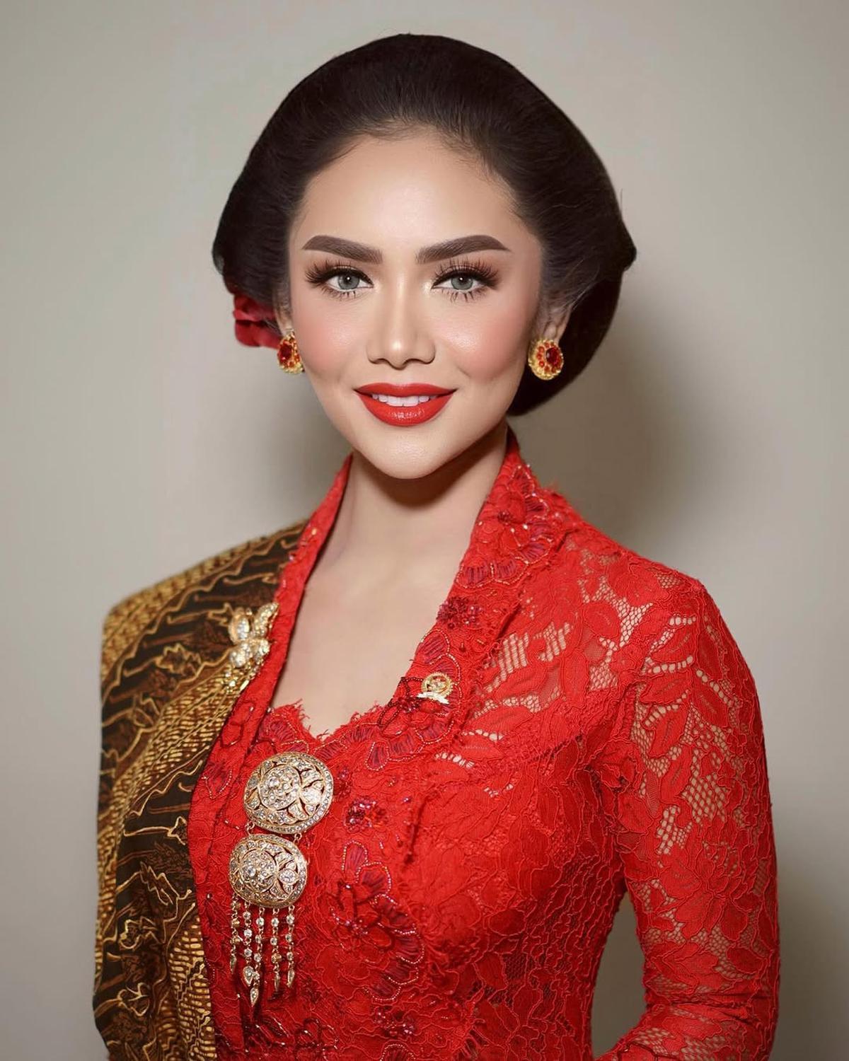 Potret Krisdayanti Tampil Elegan dalam Balutan Kebaya Tradisional