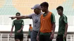 Pelatih Timnas Indonesia U-19, Fakhri Husaini, memberikan arahan kepada Mochammad Supriadi saat latihan di Stadion Pakansari, Bogor, Rabu (2/10). Latihan ini merupakan persiapan jelang AFF U-19 di Vietnam. (Bola.com/Yoppy Renato)