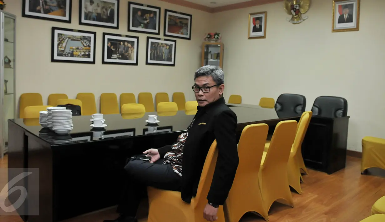 Calon pimpinan (capim) KPK Johan Budi mengikuti uji kelayakan dan kepatutan capim KPK di Komisi III DPR, Kompleks Senayan, Jakarta, (14/12). Empat orang Calon Pimpinan KPK hari ini mengikuti uji kelayakan dan kepatutan. (Liputan6.com/JohanTallo)
