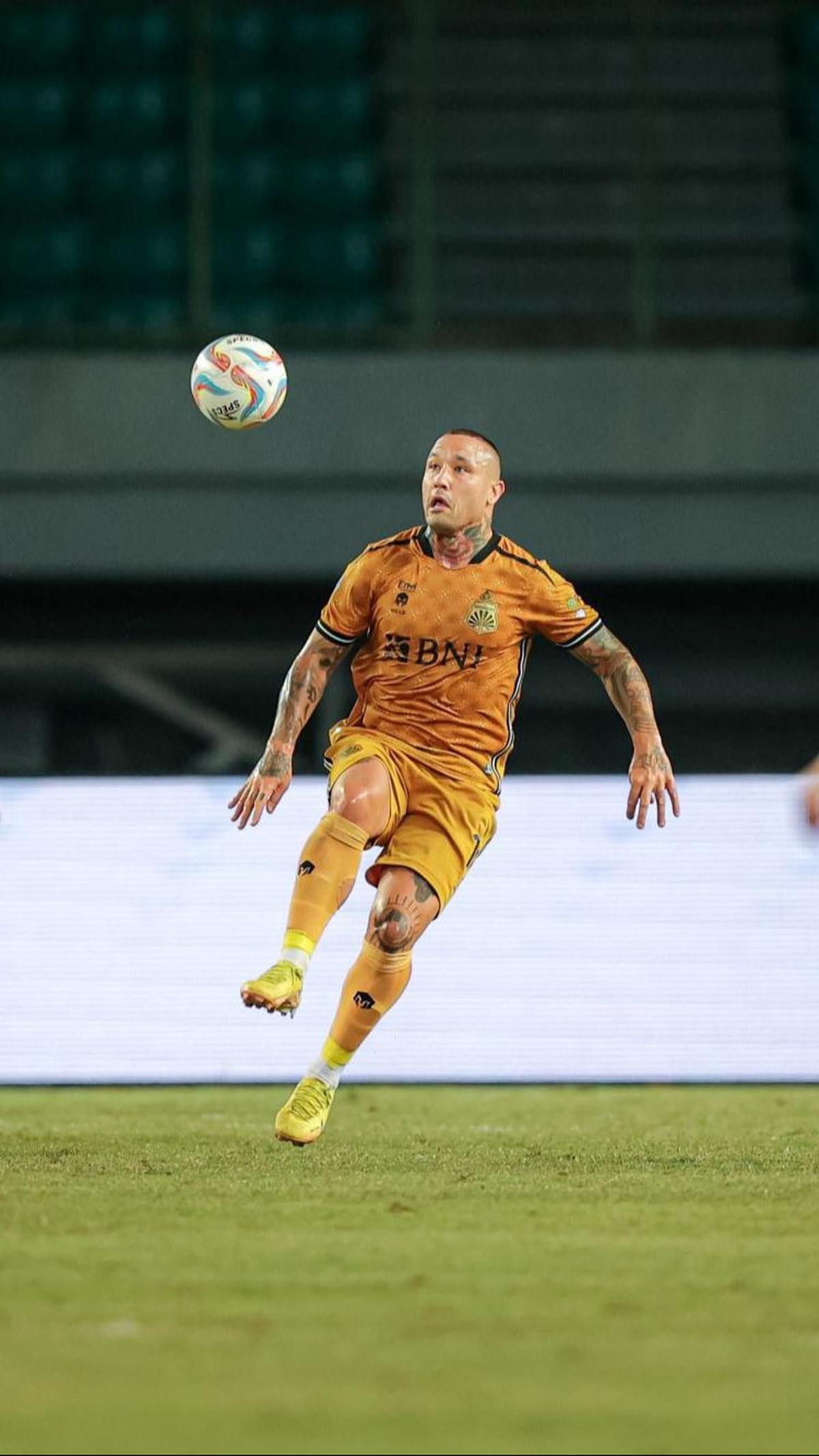 Radja Nainggolan, berusaha mengambil kontrol bola saat melawan Persita Tangerang usai menggantikan Muhammad Ragil.