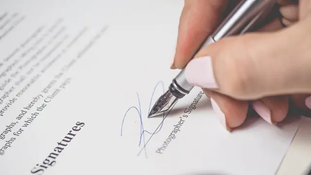Tanda tangan di surat resmi (pexels)