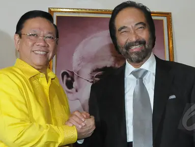 Ketua Umum DPP Partai Golkar versi Munas Ancol, Agung Laksono, bertemu dengan Ketua Umum DPP Partai Nasdem Surya Paloh di Kantor DPP Partai Nasdem di Gondangdia, Jakarta Pusat, Rabu (11/3/2015). (Liputan6.com/Herman Zakharia)