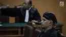 Musisi Ahmad Dhani bersiap menjalani sidang lanjutan kasus ujaran kebencian (Hate Speech) di media sosial Twitter di Pengadilan Negeri Jakarta Selatan, Senin (30/4). Sidang tersebut beragendakan tanggapan Jaksa penuntut umum. (Liputan6.com/Faizal Fanani)