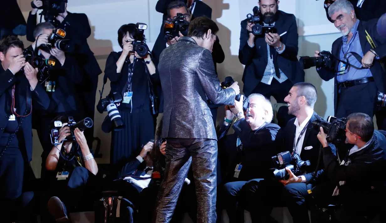 Aktor Jim Carrey mengusili seorang fotografer saat menghadiri pemutaran film 'Jim and Andy: The Great Beyond' selama Festival Film Venice ke-74 di Venesia, Italia, (5/9). (AFP Photo/Domenico Stinellis)