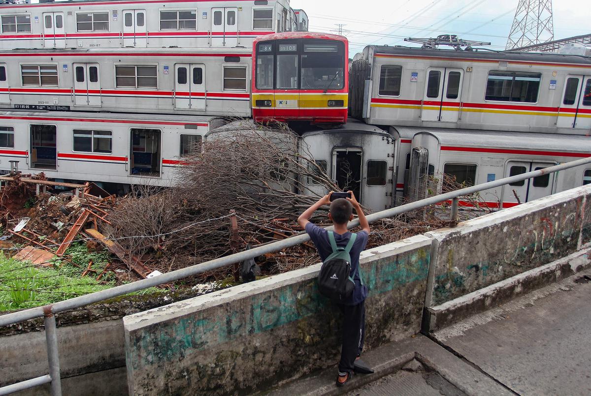 FOTO: Gerbong KRL Tak Terpakai Bertumpuk di Depok Picu Rasa Penasaran Warga