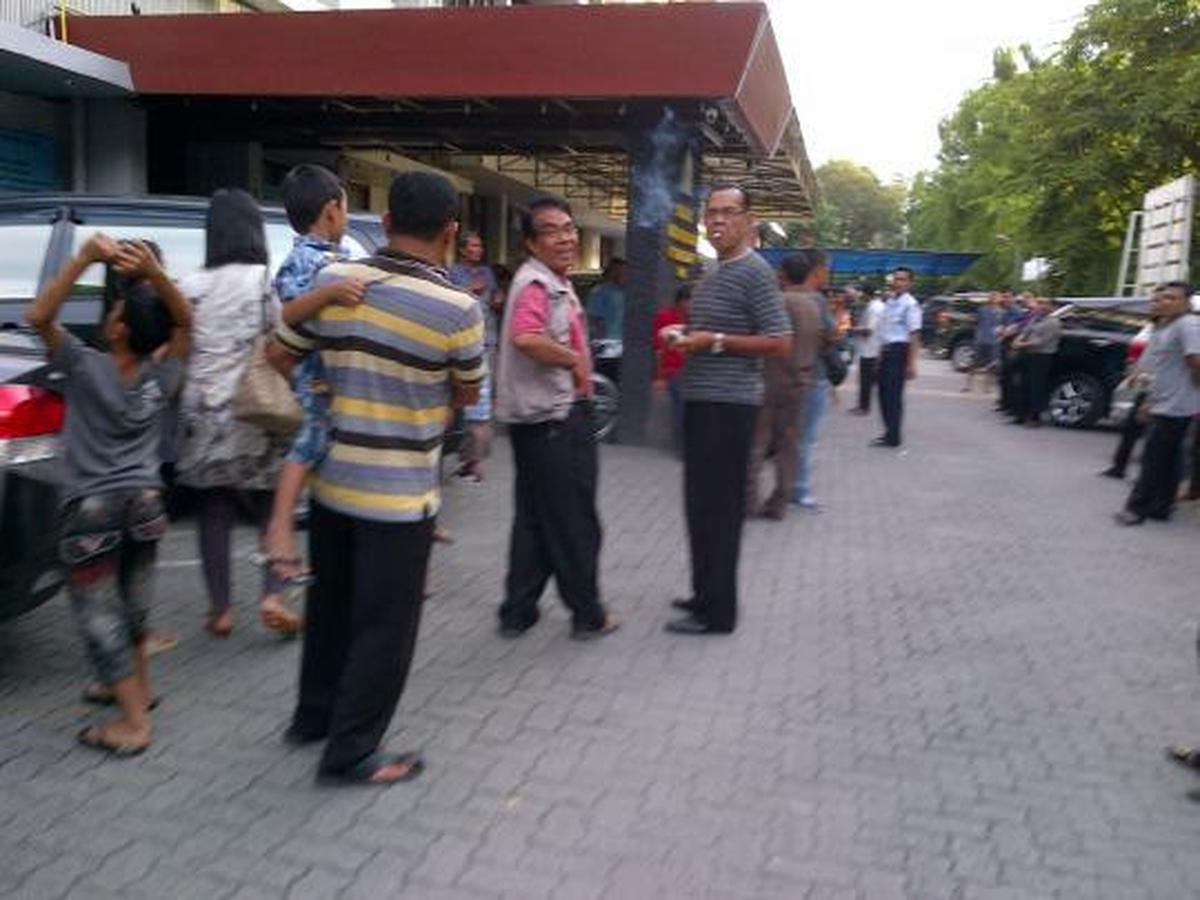 Warga Medan berhamburan keluar saat terjadi gempa