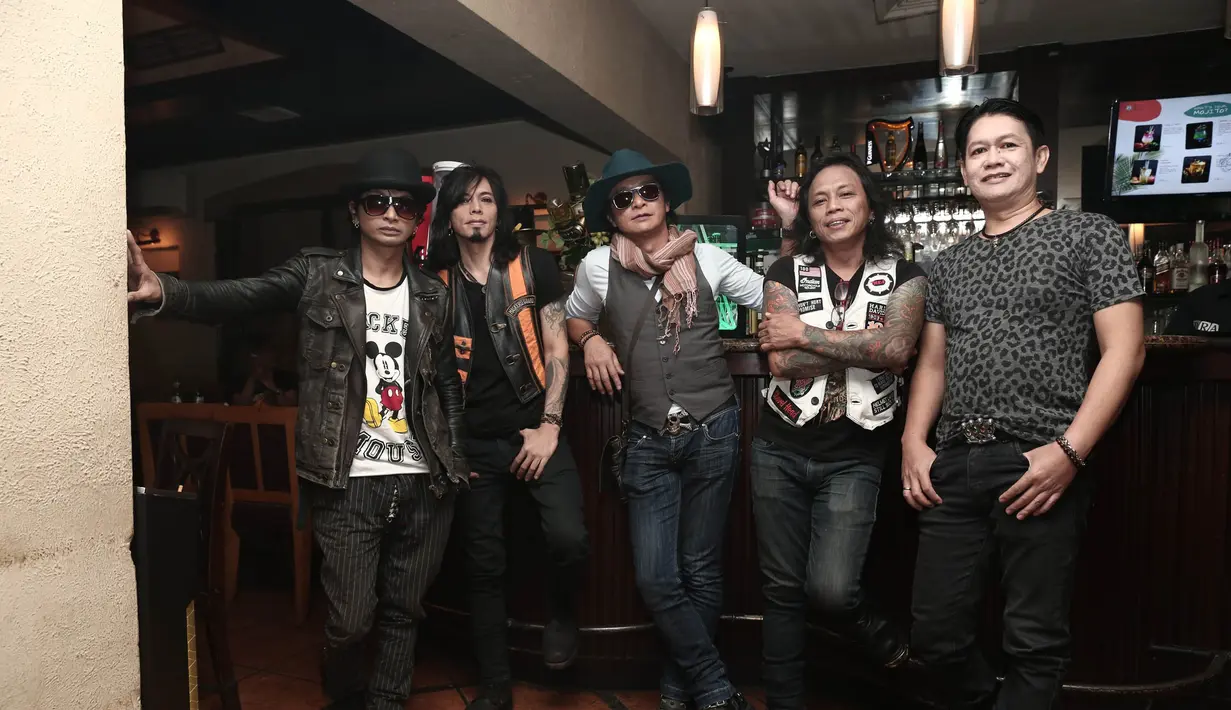 "Memang ini niat /rif. Kami ingin berikan single yang mudah didengar. Bukan yang berulang-ulang untuk harus dimengerti. Yang simple, gampang," kata Andy di Pisa Cafe Menteng, Jakarta Pusat, Rabu (30/11). (Galih W. Satria/Bintang.com)