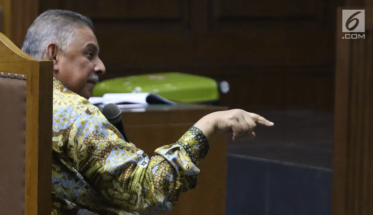 Dirut PT PLN (Persero), Sofyan Basir saat memberikan kesaksian untuk terdakwa kasus suap pembangunan PLTU Riau-1, Johannes Budisutrisno Kotjo pada sidang lanjutan di Pengadilan Tipikor, Jakarta, Kamis (25/10). (Liputan6.com/Helmi Fithriansyah)
