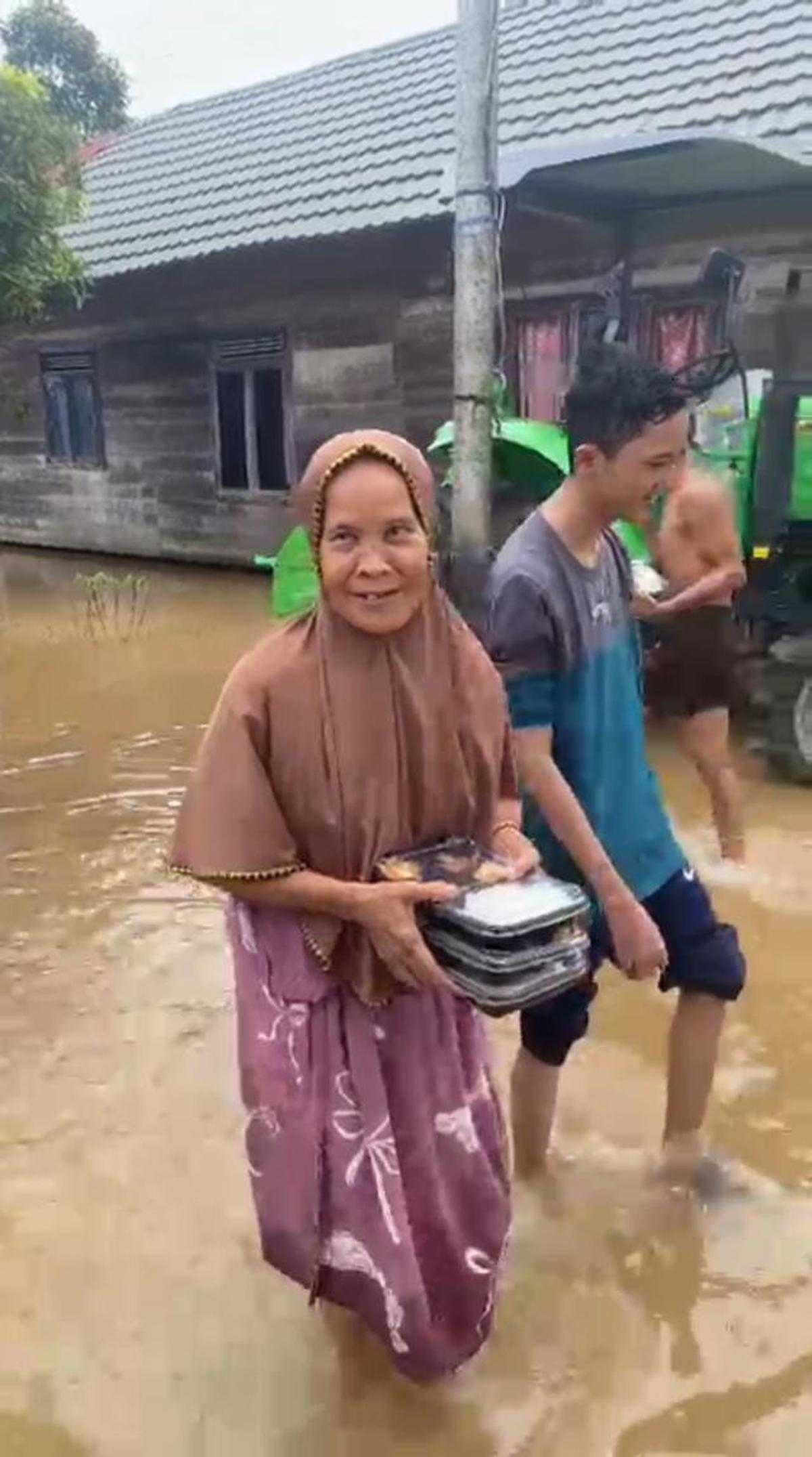 Momen Mobil SPPG Terobos Banjir di Banjar untuk Kirim Bantuan Makanan Bergizi