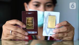 Petugas memperlihatkan emas batangan di Galeri 24 Pegadaian Kota Tangerang, Banten, Kamis (11/6/2020). Harga emas PT Aneka Tambang Tbk (Antam) pada hari ini naik Rp 12.000 menjadi Rp 893 ribu per gram dibanding sebelumnya. (Liputan6.com/Angga Yuniar)