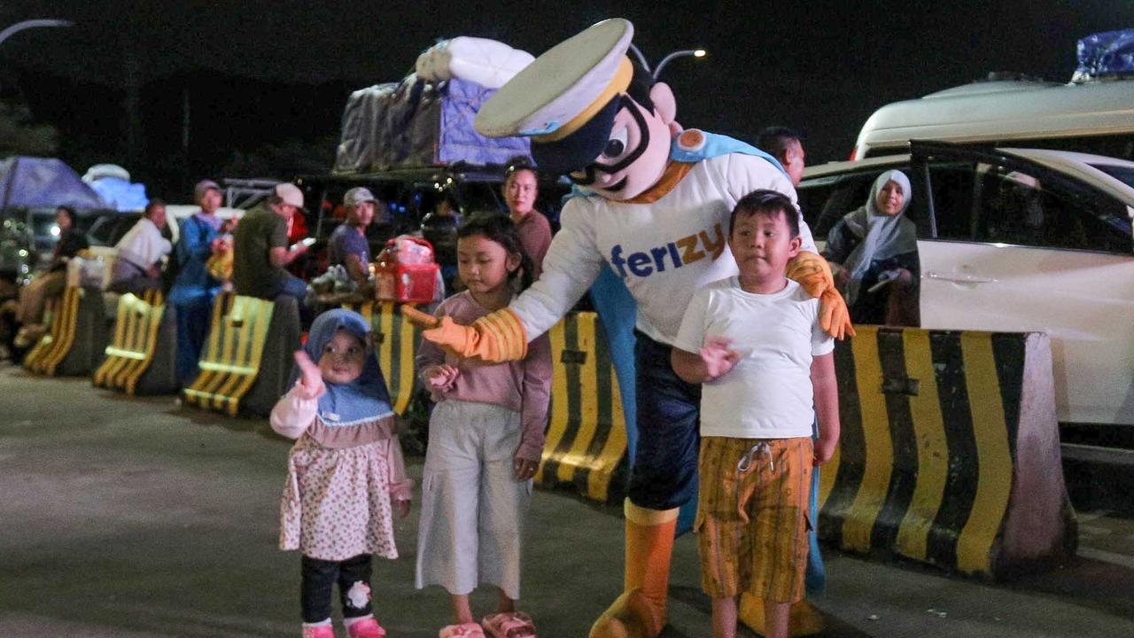 FOTO: Kapten Ferizy Hibur Pemudik di Pelabuhan Merak