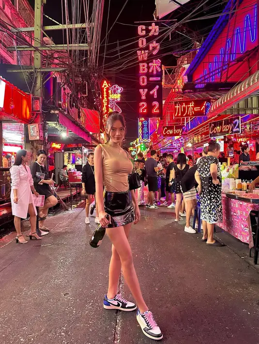 Di potret ini, Erika Carlina kenakan sneakers untuk lengkapi all latex look. Melengkapi sleeveless top cokelat dan rok mini hitam [@eri.carl]