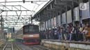 Penumpang KRL Commuterline menunggu kereta di Stasiun Bogor, Jawa Barat, Selasa (9/6/2020) pagi. Puluhan polisi, TNI, Satpol PP, dan petugas stasiun diterjunkan untuk memandu penumpang mengantisipasi antrean panjang seperti kemarin. (merdeka.com/Arie Basuki)