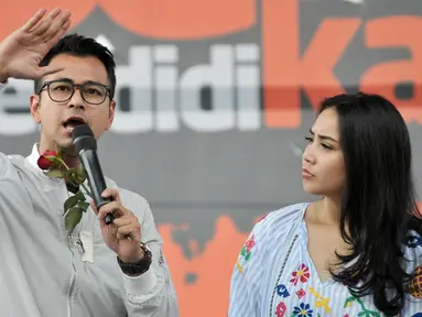 Selebritis Rafi Ahmad dan Nagita saat mengisi acara Pesta Pendidikan untuk memperingati Hari Pendidikan Nasional di RPTRA Kalijodo, Jakarta, Selasa (2/5). (Liputan6.com/Yoppy Renato)