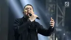 Penyanyi Muhammad Tulus Rusydi atau Tulus saat tampil dalam konser Monokrom di Istora Senayan, Jakarta, Rabu (6/2). Konser ini boleh dibilang sebagai konser pembuka awal tahun yang begitu apik. (Fimela.com/Bambang Eros)