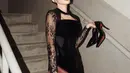 Dengan dengan Detail cut-out di bagian dada dengan choker neckline yang menyatu ini dipadukan heels hitam. [@mahaliniraharja]