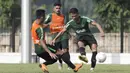 Pemain Timnas Indonesia U-22, Dimas Drajad, melepaskan tendangan saat latihan di Lapangan ABC Senayan, Jakarta, Senin (7/1). Latihan ini merupakan persiapan jelang Piala AFF U-22. (Bola.com/Vitalis Yogi Trisna)