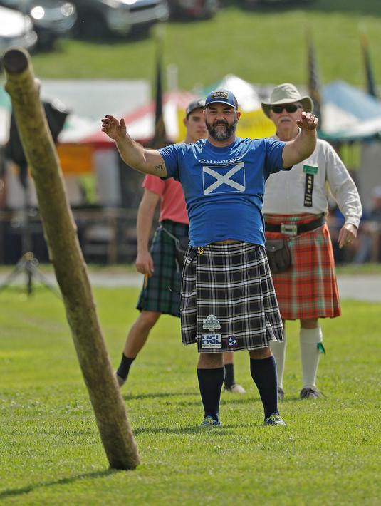 Ekspresi Jason Woods setelah memenangkan lomba caber toss saat mengikuti Grandfather Mountain Highland Games ke-64 di MacRae Meadows, Linville, North Carolina, AS, Jumat (12/7/2019). Kejuaraan ini digelar untuk merayakan sejarah dan budaya Skotlandia. (AP Photo/Chuck Burton)