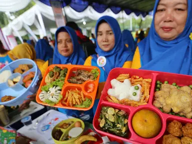 Orang tua siswa PAUD menunjukkan bekal sehat untuk anak pada Festival Gizi Anak yang digelar Danone Nutricia, Bogor, Selasa (30/1). Kegiatan ini digelar dalam rangka Hari Raya Gizi Nasional yang jatuh pada tanggal 25 Januari 2018 lalu. (Liputan6.com)