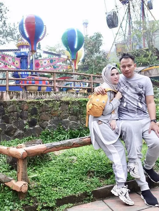 Terkait bahasanya suaminya tersebut, berdampak negatif pada anak-anaknya. Kebiasaan suaminya tersebut membuat anak-anaknya terkontaminasi. Mantan istri siri Rhoma Irama itu juga takut anak-anaknya mengikuti kata-kata suaminya. (Instagram/angellelga)