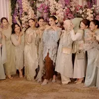 Para Bridesmaid di Siraman dan Pengajian Syifa Hadju. [@kesharatuliu05]