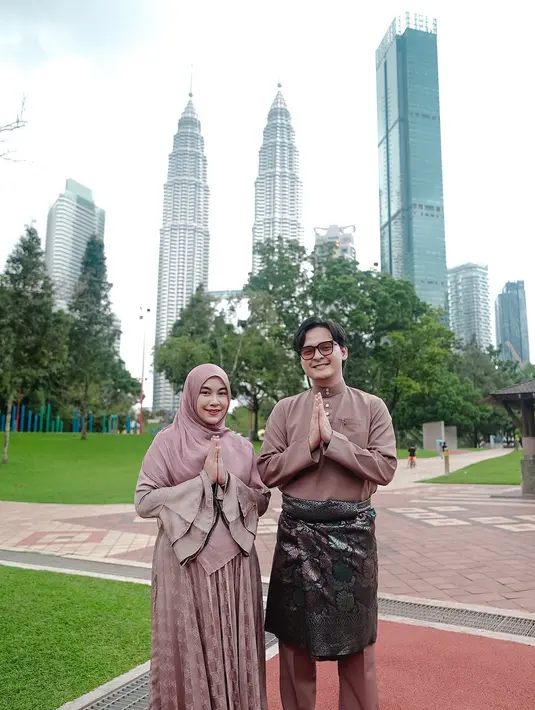Tampil bak Melayu Couple, Anisa Rahma terlihat serasi dengan suami. Anisha kenakan pleated dress dengan lengan terumpet. Sedangkan sang suami kenakan baju muslim pria dengan kain songket. [@anisarahma_12]