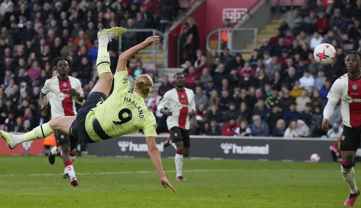 Dibandingkan pemain lain, Erling Haaland menjadi pemain termuda yang mampu mengemas total 200 gol dalam kariernya di usia 22 tahun. Sebagai komparasi, Cristiano Ronaldo mencapai torehan tersebut dalam usia 25 tahun, Lionel Messi dalam 24 tahun dan Kylian Mbappe dalam usia 23 tahun. (AP Photo/Frank Augstein)