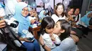 Hal itu pun membuat para fans yang tinggal jauh di luar pulau Jawa rela untuk menemui dirinya. (Bambang E. Ros/Bintang.com)