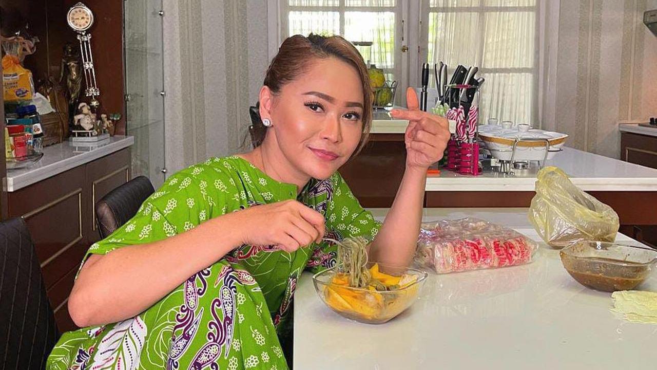 Potret Santai Inul Daratista Makan Sambil Duduk Nangkring Kayak di Warkop: Sama Suami, Bahaya!