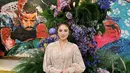 Cynthia Ganesha kenakan kebaya modifikasi dengan lengan puff dari koleksi terbaru Svarna. Atasan nude ini punya bordir monogram bunga dipadukan dengan celana putih [@cynthiaganesha]