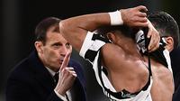Pelatih Juventus Massimiliano Allegri berargumentasi dengan anak asuhnya Mehdi Amine Benatia usai jerseynya robek ditarik pemain Atalanta Marten de Roon pada laga lanjutan Serie A Italia pekan ke-28 di Allianz Stadium, Kamis (15/3). (MARCO BERTORELLO/AFP)
