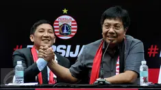 Presiden Klub Persija, Ferry Paulus (kiri) bersalaman dengan Direktur Persija yang baru, Gede Widiade saat perkenalan di Jakarta, Selasa (14/2). Dengan bergantinya manajemen, Persija berharap prestasi di Liga 1. (Liputan6.com/Helmi Fithriansyah)