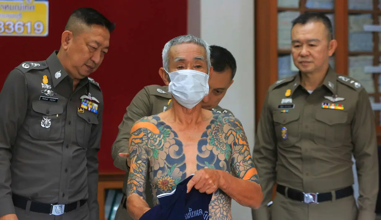 Shigeharu Shirai saat konferensi pers di kantor polisi di Lopburi, Thailand, Kamis, (11/1). Mantan bos sindikat kriminal Jepang atau Yakuza ini ditangkap tim SWAT pada Rabu (10/1) di kawasan pasar Lopburi, Thailand, saat dia sedang berbelanja. (AP Photo)