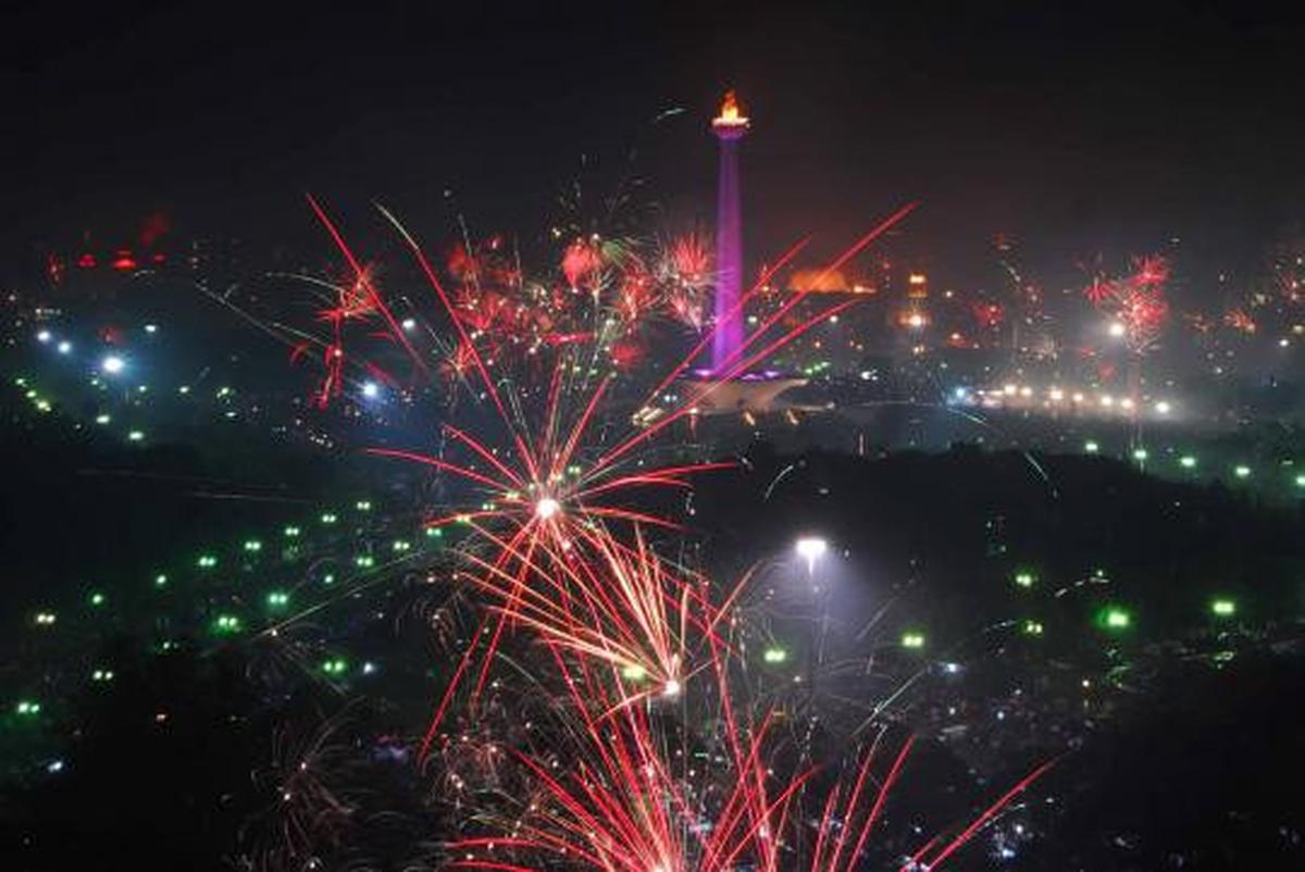 Pesta kembang api sambut tahun baru 2013 di Monas