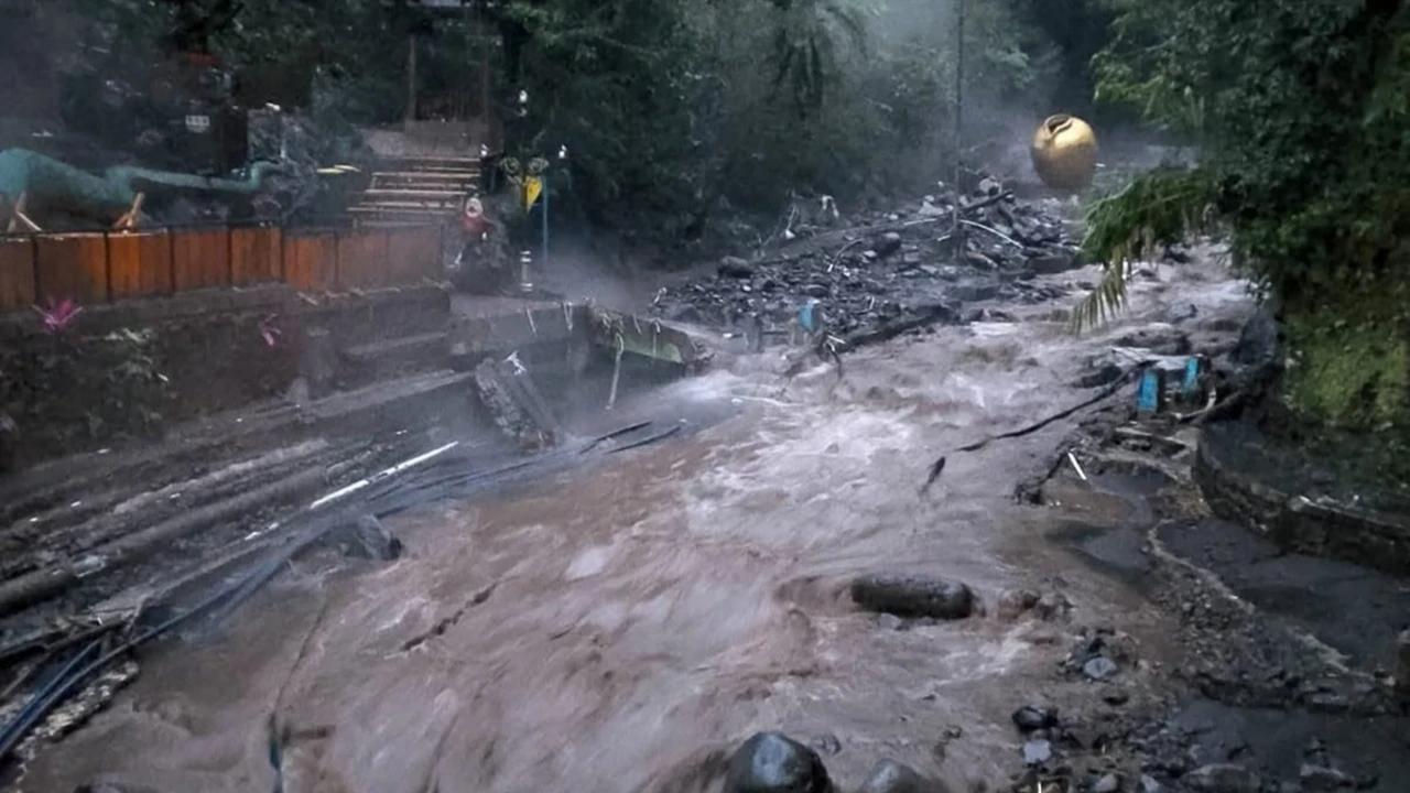VIDEO: Mencekam! Detik-Detik Banjir Bandang Terjang Objek Wisata Guci Tegal, Pancuran 13 Rusak Berat