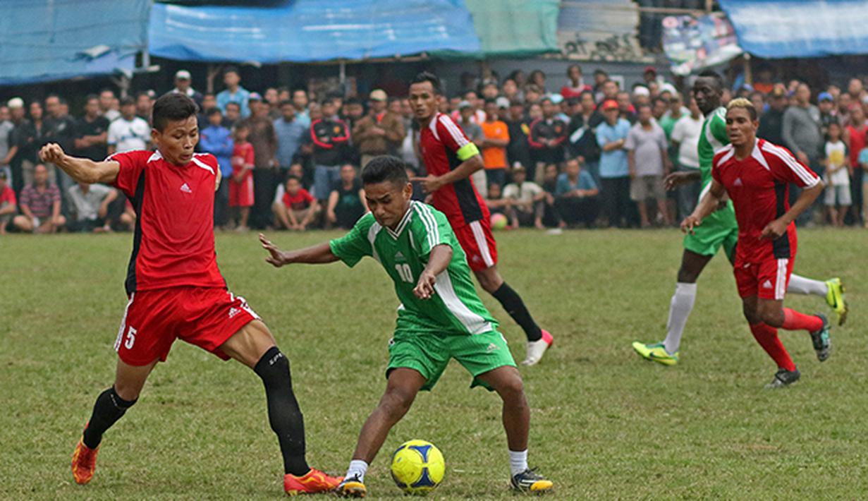 Ramdani Lestaluhu (tengah) membela tim Putra Karbitan dalam laga tersebut. (Bola.com/Peksi Cahyo)