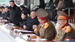 Pemimpin Korea Utara Kim Jong Un dan putrinya Kim Ju-ae saat menyaksikan pertandingan sepak bola antara staf Kabinet dan Kementerian Pertahanan Nasional, di Korea Utara pada 17 Februari 2023. Pertandingan ini digelar sebagai kesempatan untuk menginspirasi mereka dengan &ldquo;kehadiran Kim Jong Un dan putri tercintanya&rdquo; untuk bekerja lebih keras dan menjadikan tahun 2023 sebagai &ldquo;tahun perubahan besar.&rdquo; (AFP/KCNA Via KNS)