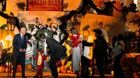 Dekorasi bulan oranye besar dan tulisan besar “Hallow-Read di Gedung Putih” mewarnai kemeriahan Halloween terakhir Joe Biden dan Jill Biden di Gedung Putih. (Tierney CROSS/AFP)