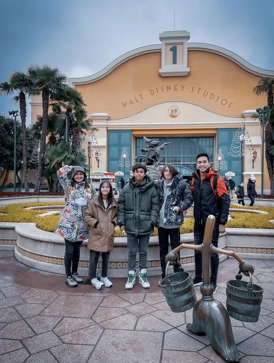 Donna Agnesia dan Darius Sinathrya beserta anak-anak (Instagram/dagnesia)