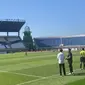 Presiden Jokowi saat meninjau Stadion Jalak Harupat Bandung yang akan digunakan sebagai venue Piala Dunia U-17. (Liputan6.com/M Radityo Priyasmoro)