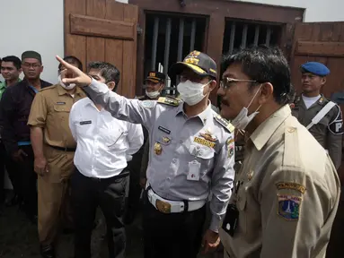 Gubernur DKI Jakarta Anies Baswedan berbincang dengan pejabat Pemprov DKI Jakarta saat meninjau lokasi kebakaran Museum Bahari, di Jalan Pasar Ikan, Penjaringan, Jakarta Utara, Selasa (16/1). (Liputan6.com/Arya Manggala)