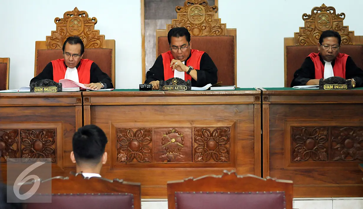 Hakim Ketua, Made Sutisna (keduakanan) membacakan putusan terhadap terdakwa Christopher Daniel Syarief di PN Jakarta Selatan, Kamis (27/8/2015). Christopher divonis hukuman 1 tahun 6 bulan denda 10 juta rupiah. (Liputan6.com/Helmi Fithriansyah)