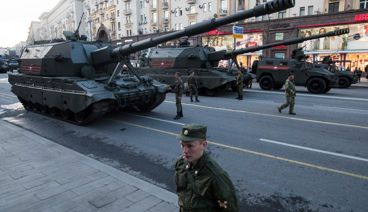 Sejumlah tentara Rusia berada di dekat tank saat melakukan latihan untuk parade militer Hari Kemenangan di Moskow, Rusia (3/5). Pawai akan berlangsung pada 9 Mei di Lapangan Merah Moskow. (AP Photo / Pavel Golovkin)
