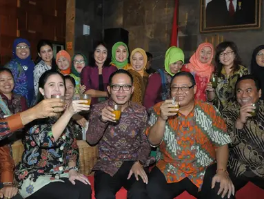  Sejumlah Menteri hadir dalam acara minum jamu bersama di gedung Kementerian Perindustrian, Jakarta, Jumat (16/1/2015). (Liputan6.com/Herman Zakharia)