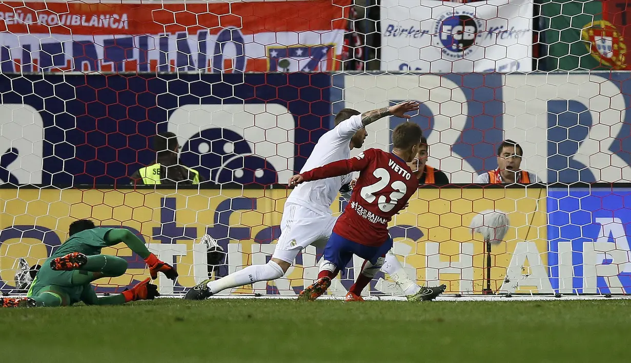 Pemain Atletico Madrid Luciano Vietto mencetak gol dalam lanjutan liga Spanyol di Vicente Calderon stadium in Madrid, Senin (05/10/2015). Atletico vs Madrid seri 1-1.(REUTERS/Sergio Perez)