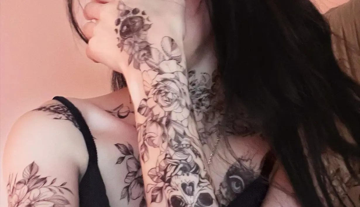Lihat di sini Han So Hee yang mengenakan tank top hitam memperlihatkan tato di sekujur tubuhnya. [Foto: Instagram/xeesoxee]