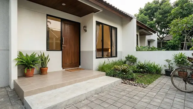 Teras Rumah dengan Lantai Naik Satu Anak Tangga