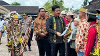 Menteri Agraria dan Tata Ruang/Badan Pertanahan Nasional (ATR/BPN) Hadi Tjahjanto kembali melakukan kunjungan kerjanya ke Kalimantan Timur. Kali ini dia menyambangi Lamin Adat, Pemung Tawai, Desa Budaya Dayak Pampang, Kota Samarinda.